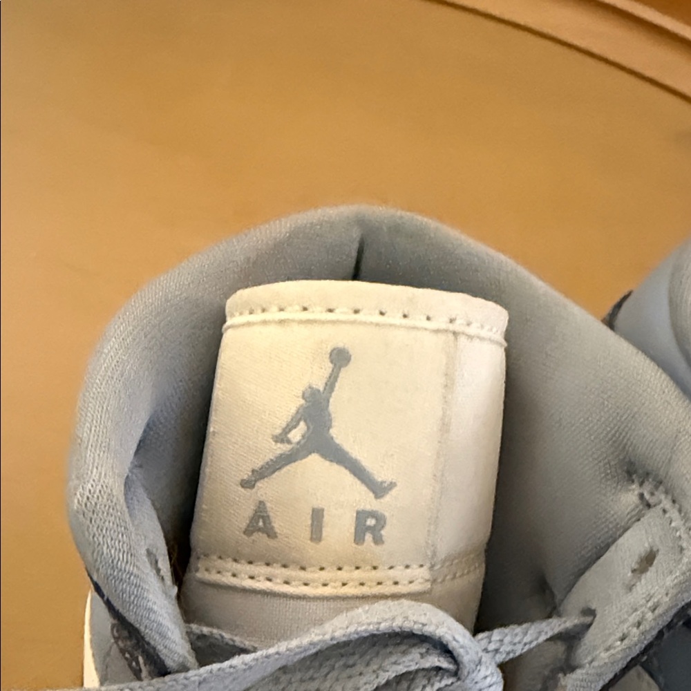 Women’s Nike Air Jordan 1 Mid White Diffused Blue - Size 8 - Picture 3 of 9
